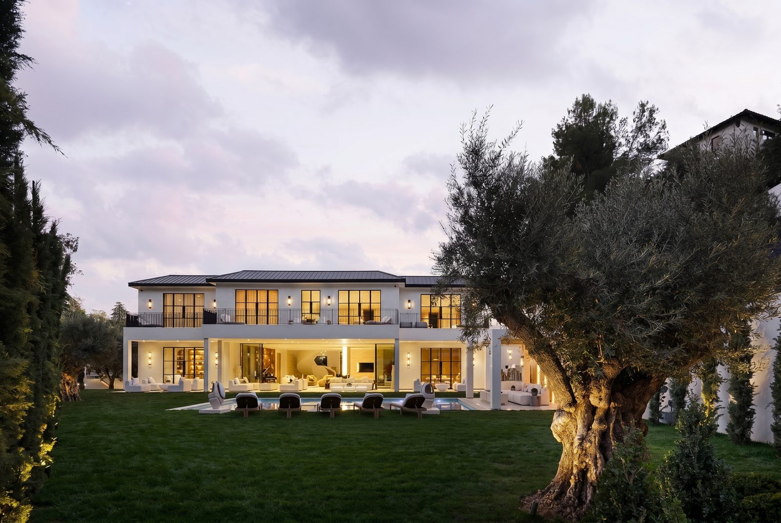 Oliveto Vale, Bel-Air residence by Beverly Hills One — grounds at dusk